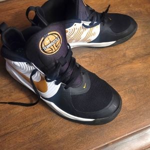 Nike Team Hustle sz 5